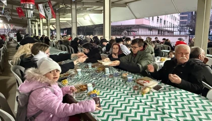 İzmit’te dayanışma sofrası Plajyolu’nda kuruldu