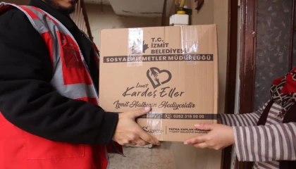 İzmit’te gıda kolileri ihtiyaç sahiplerine ulaşıyor
