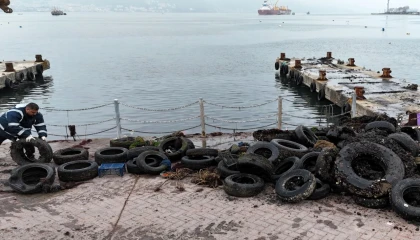 İzmit’te körfezde dip temizliği sürüyor.. Deniz dibinden 50 araç lastiği çıkarıldı
