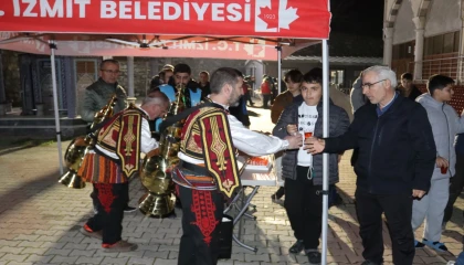 İzmit’te teravih sonrası gönülleri ısıtan ikram