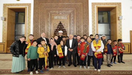 Kayseri protokolü teravihde halkla buluştu