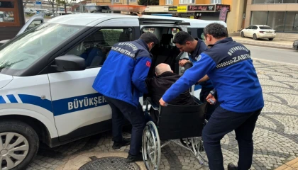 Kocaeli Zabıtası’nın şefkat eli vatandaşın üzerinde