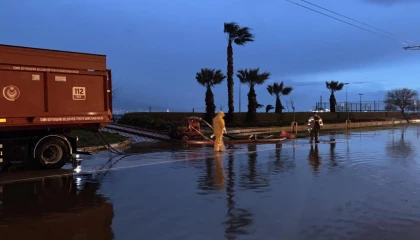 Lodos İzmir Körfezi’ni yükseltti