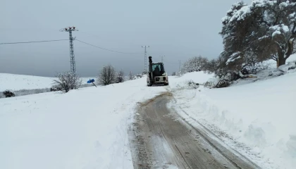Malatya’da ekipler karla mücadeleyi sürdürüyor