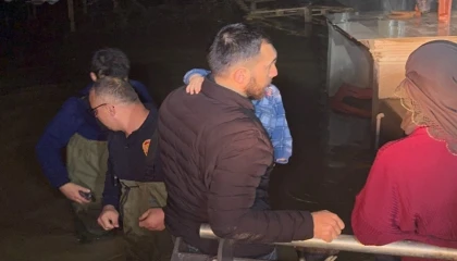 Manisa’da selde mahsur kalan aileyi itfaiye kurtardı