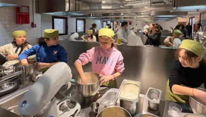 Marmaris’te ilkokul öğrencilerinden gazi ailesine pide