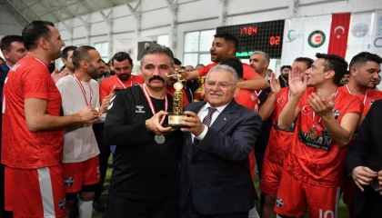 Memduh Büyükkılıç halı sahaya ayak bastı