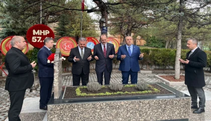 MHP’den Alparslan Türkeş’in kabrine ziyaret