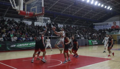 Sakarya potasında taraftar önünde net galibiyet