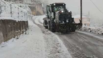 Trabzon Büyükşehir Ekipleri karla mücadeleyi sürdürüyor
