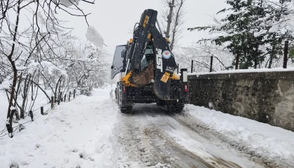 Trabzon’da Büyükşehir ekipleri kar yağışına karşı sahada