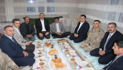 Vali Bozkurt, Patnos Akyemiş’te çiftçi ailenin sofrasına konuk oldu