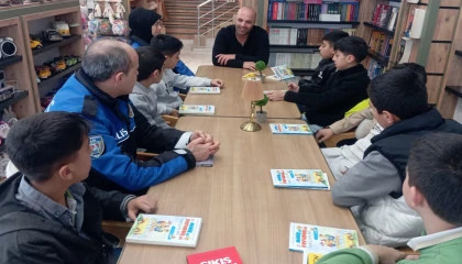 Van’da emniyetin kitap analizi programına yazar Yetkin Albert konuk oldu