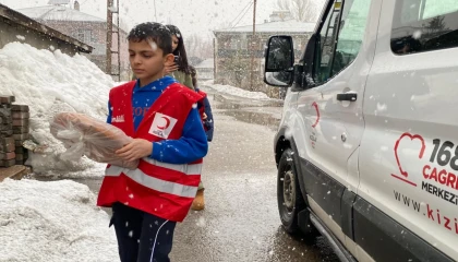 Ağrı’da Kızılay’dan gönülleri ısıtan pide dağıtımı