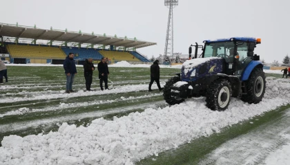 Ağrı’da müdür traktörle sahaya indi
