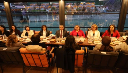 Artvin Valisi Ergün kadın personellerle iftarda buluştu
