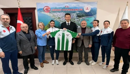 Artvinspor Kadın Voleybol Takımı’ndan Arhavi Kaymakamı Çimşir’e ziyaret