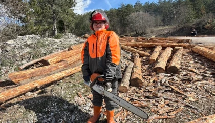 Babası ormanda hayatını kaybetti, o baltayı elinden bırakmadı!
