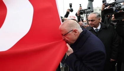 Bakan Güler, şanlı sancağı Çanakkale’de göndere çekti