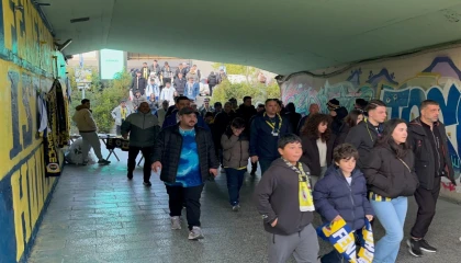 Başkan Akın’dan Sındırgılı depremzede gençlere spor desteği