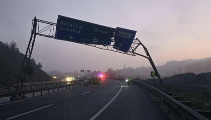 Bilecik Pazaryeri’nde trafikte dikkatsizlik! Açılan damper tabelayı devirdi