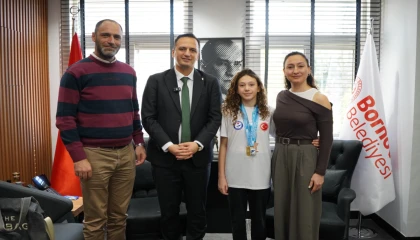Bornovalı şampiyonlardan Başkan Eşki’ye gurur ziyareti