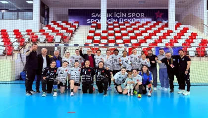 Bursa Büyükşehirli kadın henbolcular zirvede tek başına