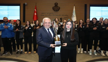 Bursa Nilüfer’in genç sporcuları başarılarını mecliste paylaştı