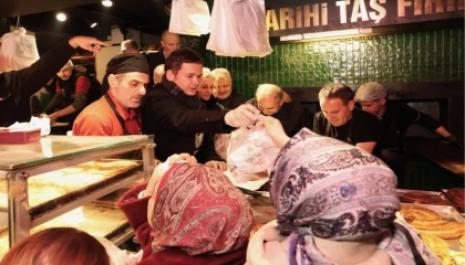 Bursa Osmangazi’de Başkan Aydın’dan Abdal Meydanı’nda sahur ikramı