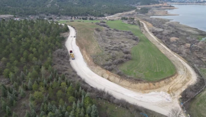 Çorum Çomar Barajı’nda yol genişletme çalışmaları sürüyor