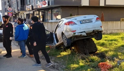 Düzce’de kontrolden çıkan otomobil kayaya çarptı: 2 yaralı!