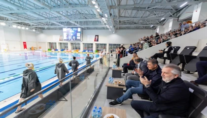 Göztepe’nin Avrupa zaferine Başkan Tugay da eşlik etti