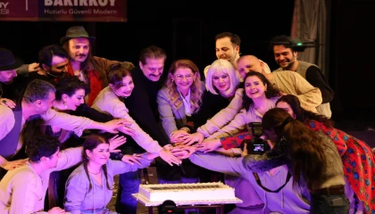 İstanbul Bakırköy’de sahne çiçek bahçesine dönüştü