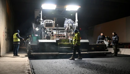 İzmir Bornova’da yağmur sonrası asfalt serimi başladı