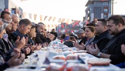 İzmir Çamdibi’nde binlerce kişilik iftar sofrası 