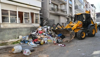 İzmir Karabağlar’da çöp ev temizlendi.. 15 kamyon atık çıkarıldı