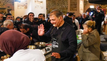 İzmir’de Başkan Tugay önlüğü giyip, mutfağa girdi... Yemekler Başkan Tugay’dan