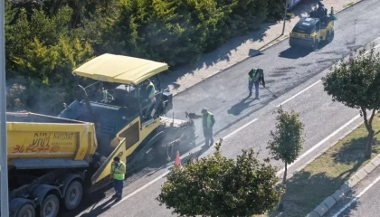 İzmir’de Çeşme’nin yolları yaza hazırlanıyor