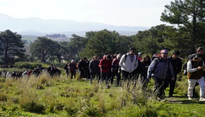 İzmir’de gençler baharı doğayla karşıladı