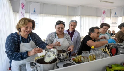 İzmir’de Mahalle Mutfağı açıldı