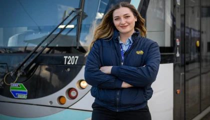 İzmir’de tramvay koltuğunda bir kadın... Raylarda kadın gücü