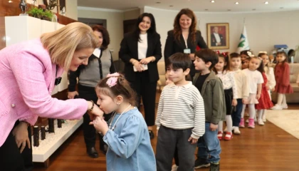 İzmitli miniklerden Fatma Başkan’a bayram sürprizi