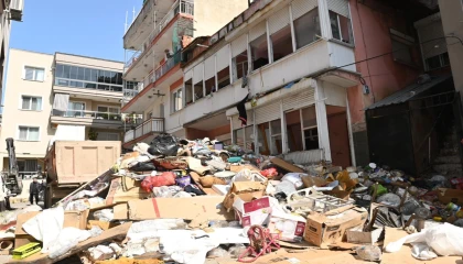 Karabağlar’da ’çöp ev’den 12 kamyon atık çıkarıldı