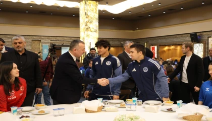 Kocaeli’de Başkan Büyükakın başarılı sporcularla iftar yaptı