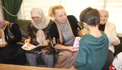 Kocaeli’de İzmitli miniklerden yaşlılar haftasında anlamlı ziyaret