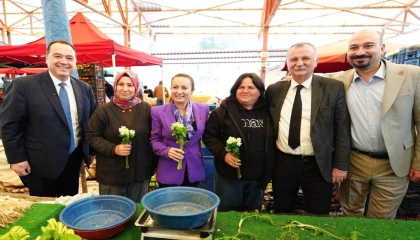 Manisa’da 8 Mart’ta kadınlara çiçek sürprizi