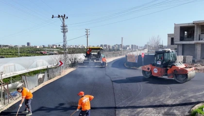 Mersin Büyükşehir’den Mezitli’de sıcak asfalt atağı