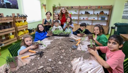 Mersin’de minik eller toprakla hayata dokunuyor