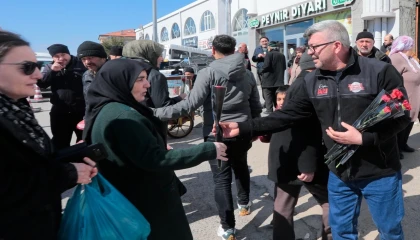 Nevşehir Belediyesi kadınlara binlerce çiçek dağıttı