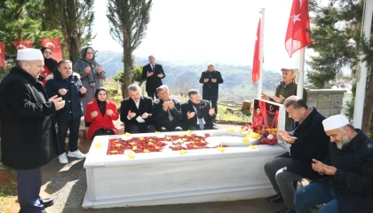 Trabzon’da Başkan Genç’ten Şehit Pilot Gençcelep’in kabrine ziyaret